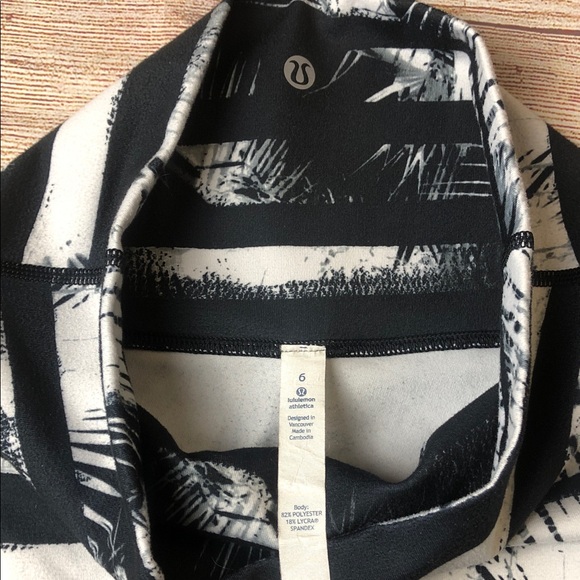 Lululemon Wunder Under Crop II leggings in the Shady Palms Black White print - Picture 2 of 8
